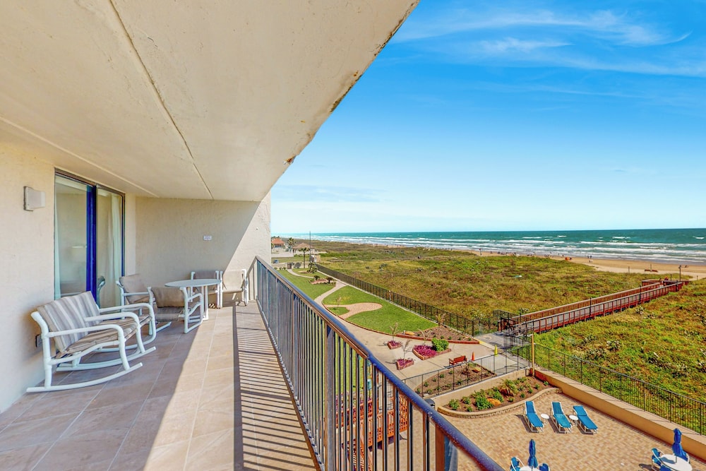 Gulf-view Corner 3BR w/ Balcony & Luxe Amenities