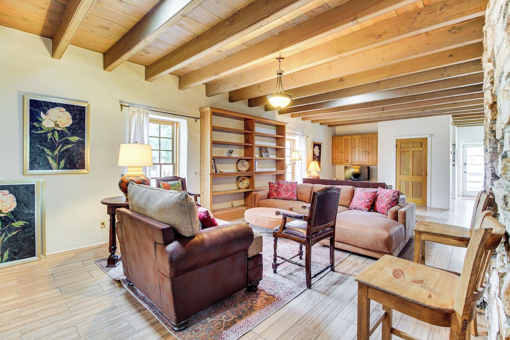 3 Mi to Zoo & Garden: Spacious Albuquerque Home