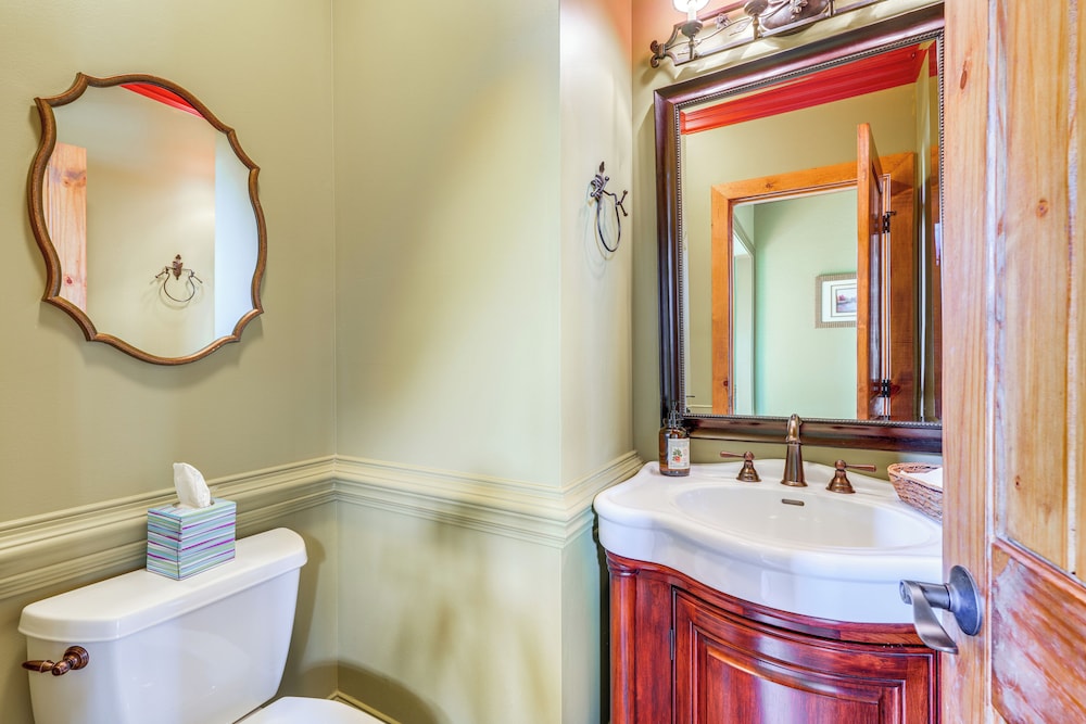 Private Hot Tub: 'bays View Lodge' in Kingsport!
