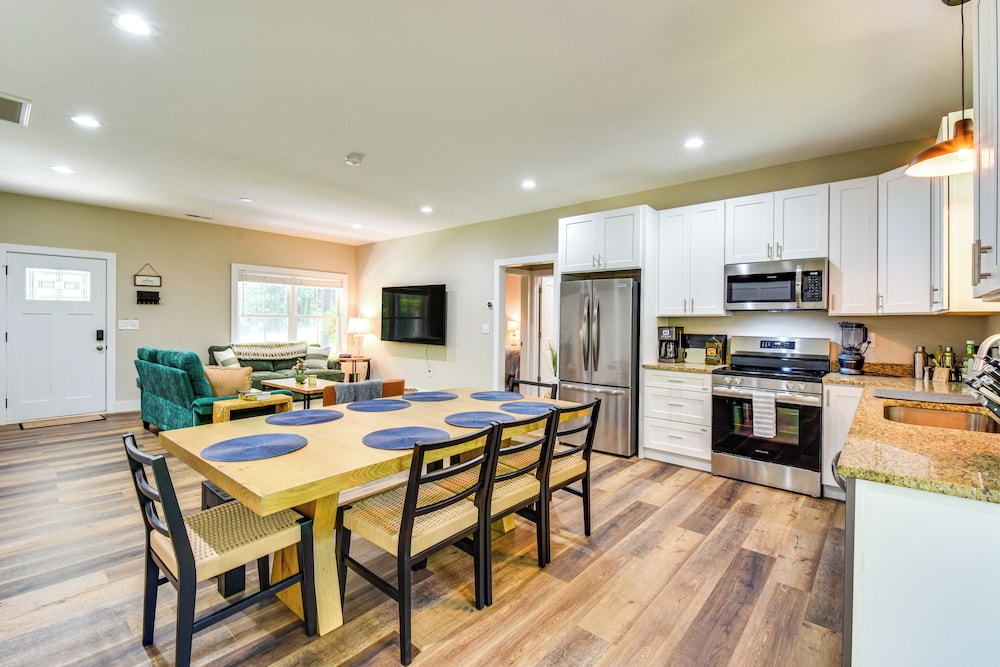 1 Mi to Lake Hartwell: Updated Retreat w/ Patio!