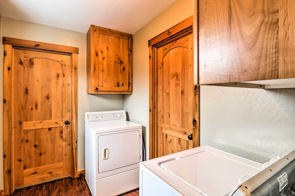 Hungry Horse Cabin: 11 Mi to Glacier National Park view 3