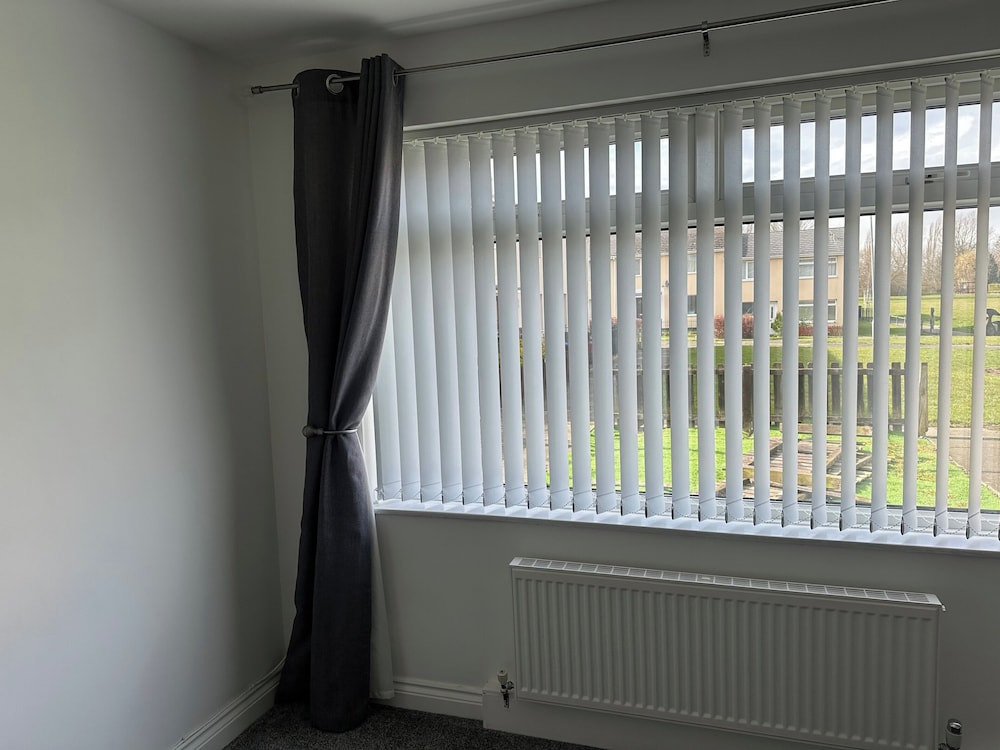 Housesleeps6-freeparking-wifi-contractors-garden