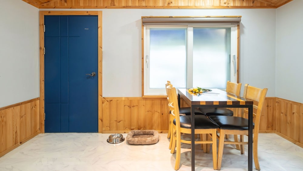 Gapeyong Fourseason Pet Glamping Caravan