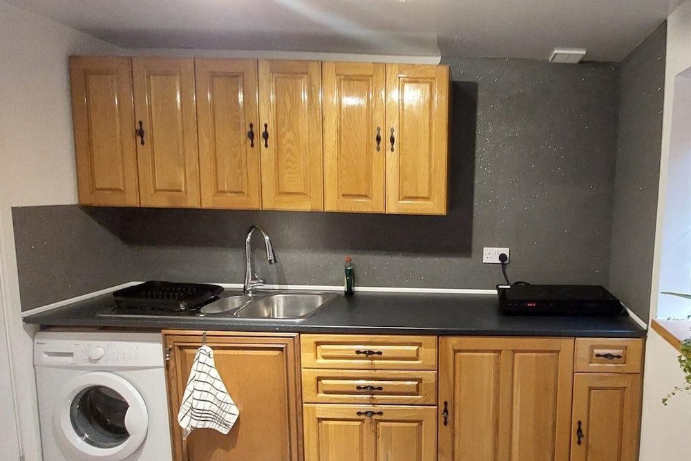 Couples/business/family- Wifi- Parking- Sleeps 2