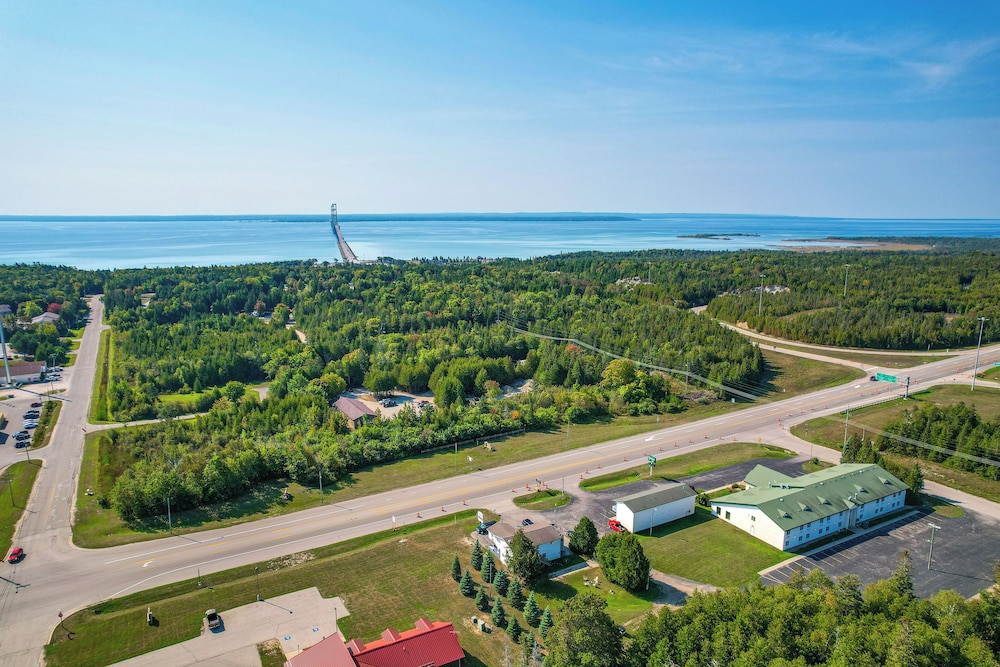 Cozy Apt < 1 Mi Near Lake Huron & Mackinac Island!