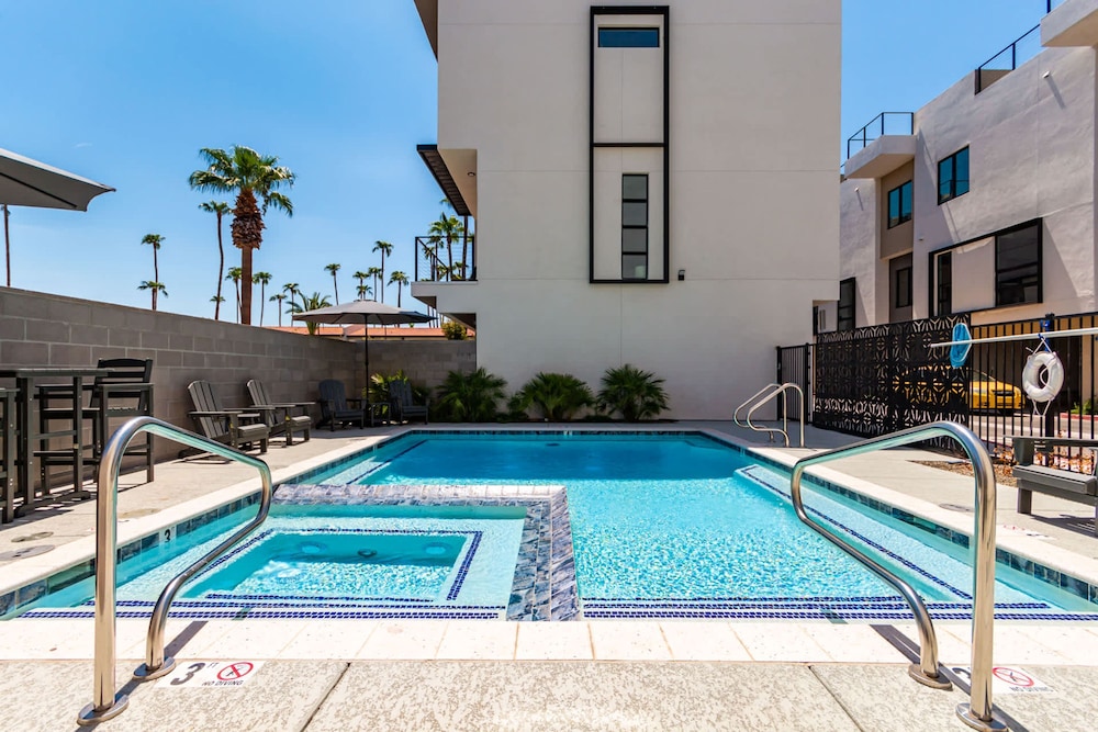 Papago Lux Townhouse 4level Oasis w Rooftop Lounge