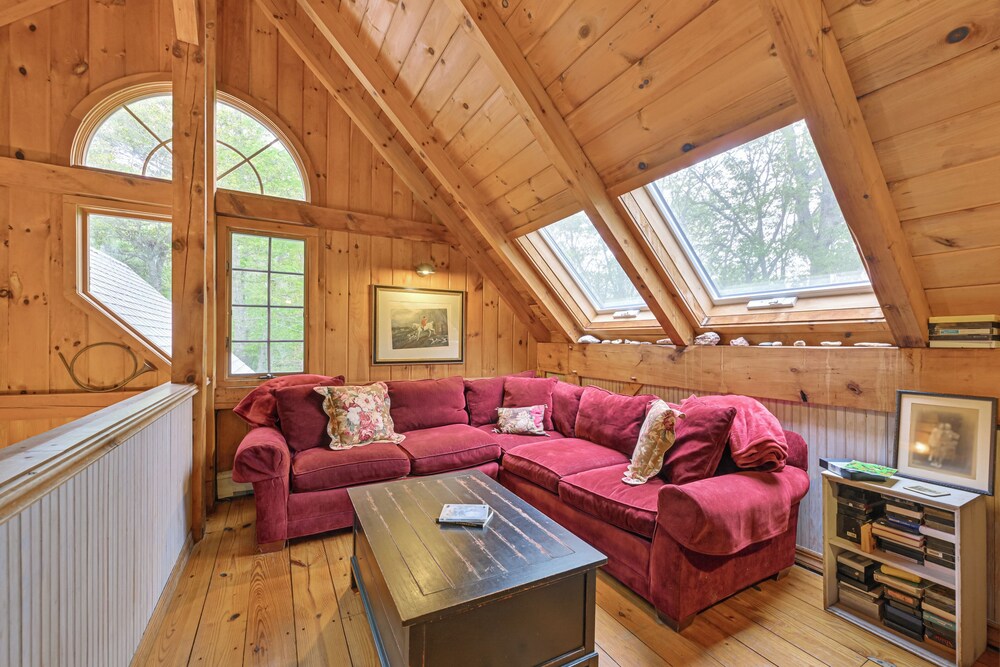 20-acre Hamptons Nature Escape w/ Hot Tub & Pool