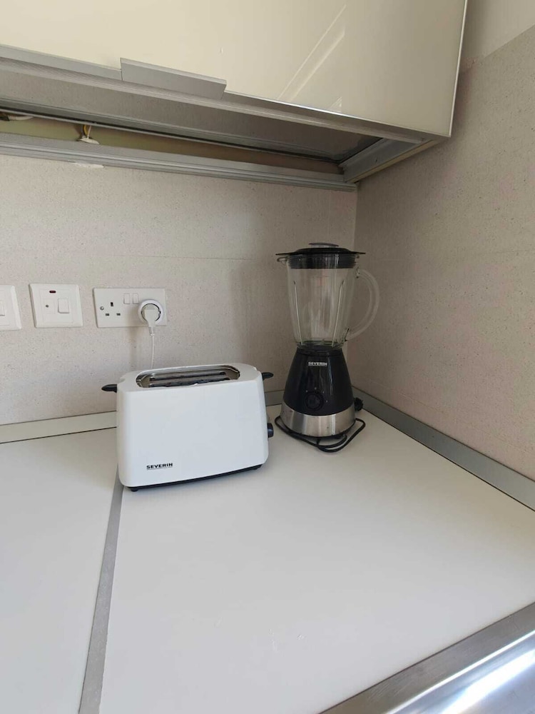 Twin Room with Laundry in Pembroke