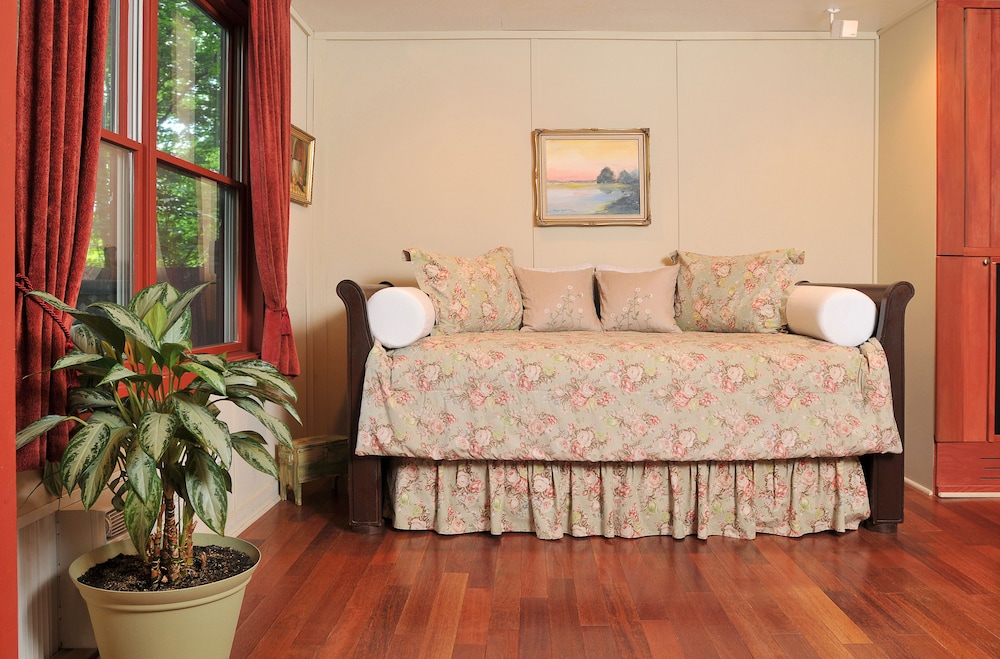 1795 Acorn Inn B&B