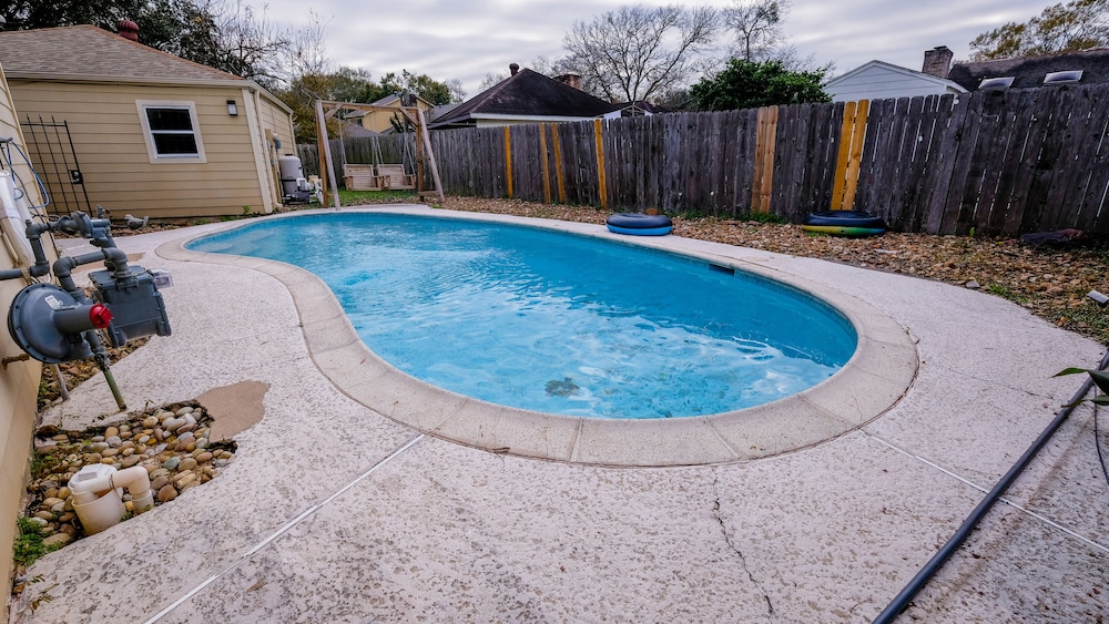 3Bdrm 2.5Bath 6Beds - Pool House - Image 5