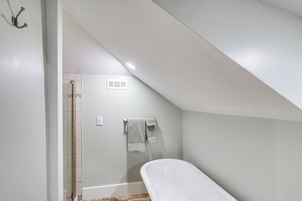 1 Mi to Dtwn: Pet-friendly Macon Home w/ Yard