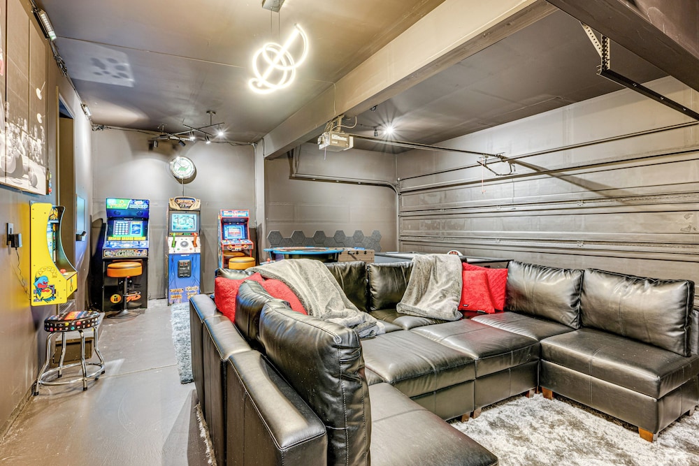 Game Room & Deck: Family-friendly Tumwater Gem