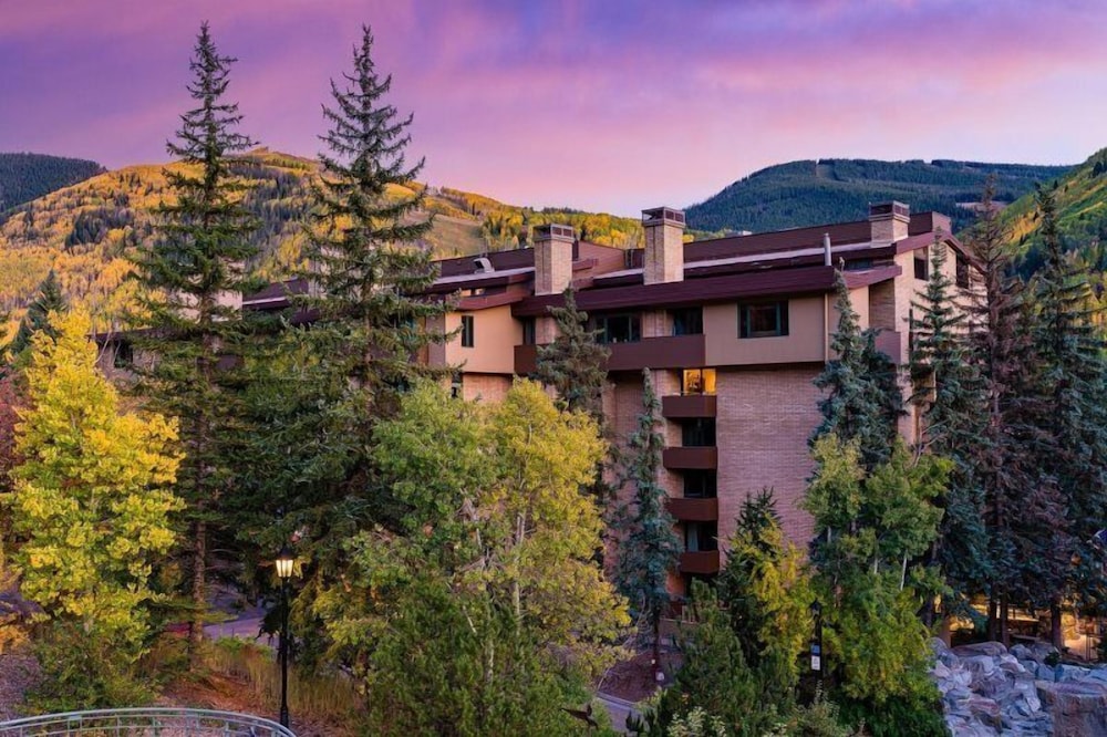 Vail Village 3 Bedroom Condo at the Covered Bridge - Pool, hot tub & More!
