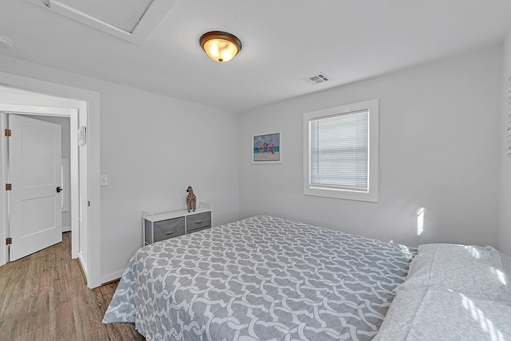 Charming 2-br Home, 4 Blocks To The Boardwalk 2 Bedroom Home