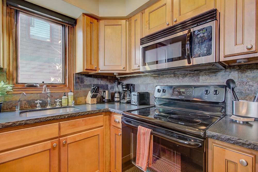 Quittin Time Townhouse Peaceful Mountain Ski-in-ski-out Retreat Close to Town