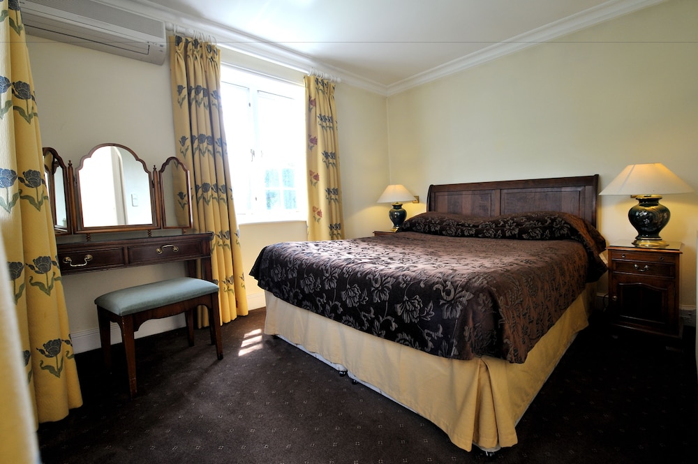 French Horn Hotel view 4
