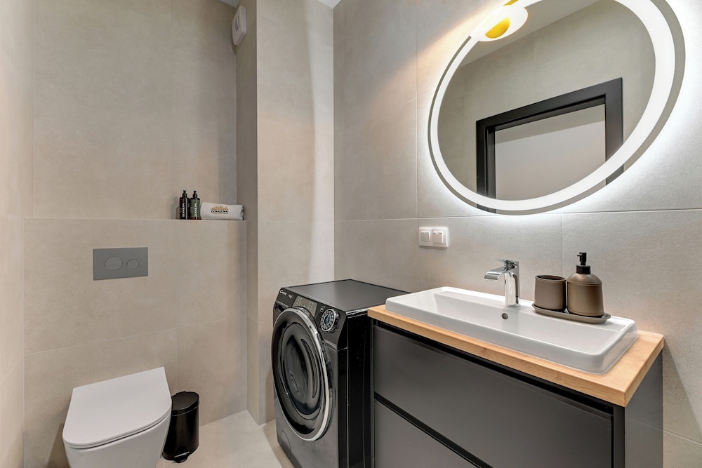 Doki Living - Foodhall & Parking by Downtown Apartments