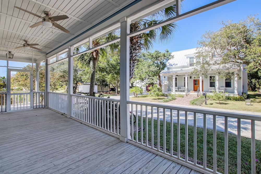 1016 San Fernando Street 3 Bedroom Home by RedAwning view 3