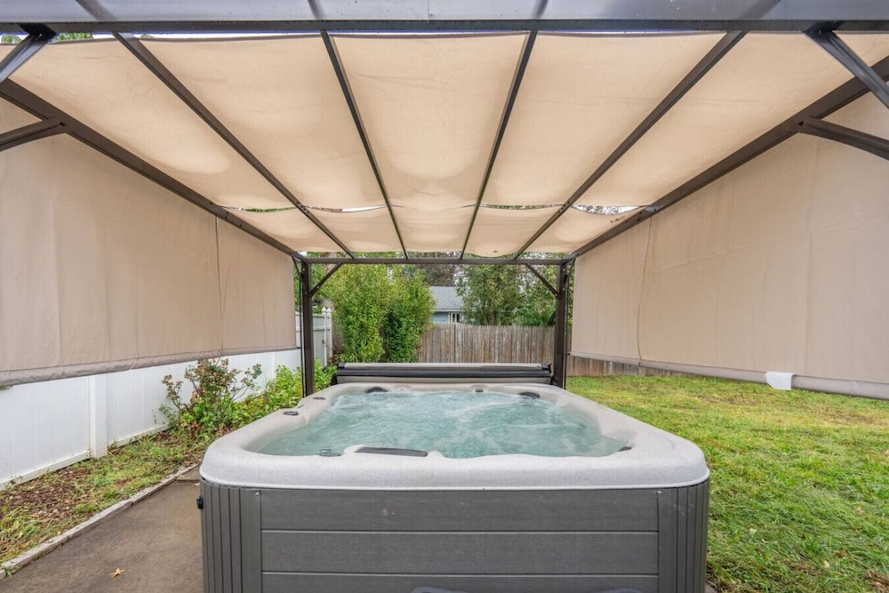 Family Hot Tub 10 Guests Foosball Smart TV