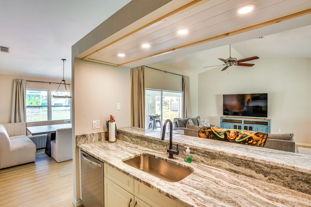 7 Mi to Beach: Family-friendly Englewood Escape!