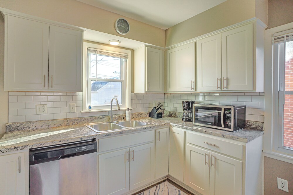 Walk to Parks + Bunzel's Market: Milwaukee Home!