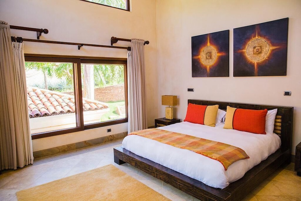 Luxurious Beachfront Mansion with a Stunning Infinity Pool in Playa Flamingo view 3