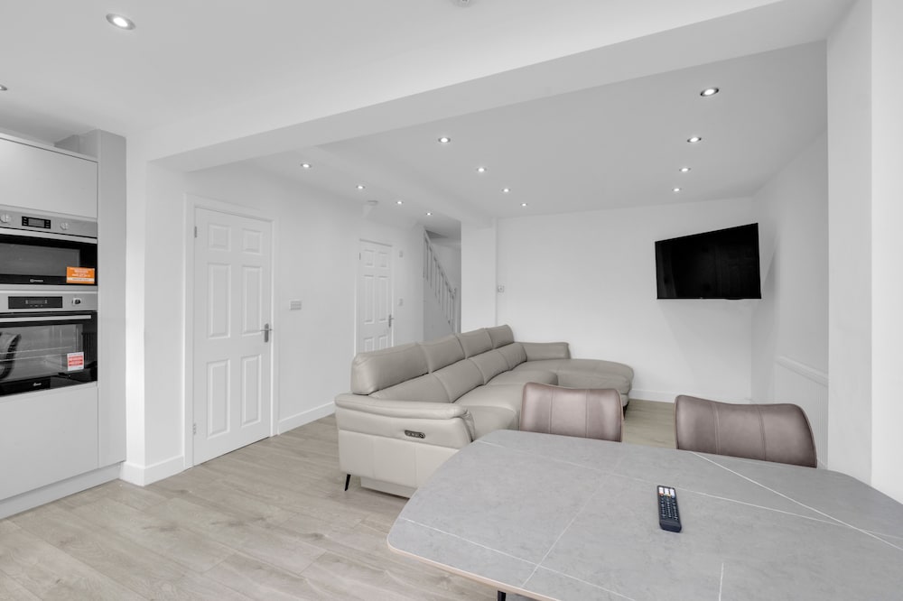 4 Bed - Sleeps 8 - Free Parking - Garden