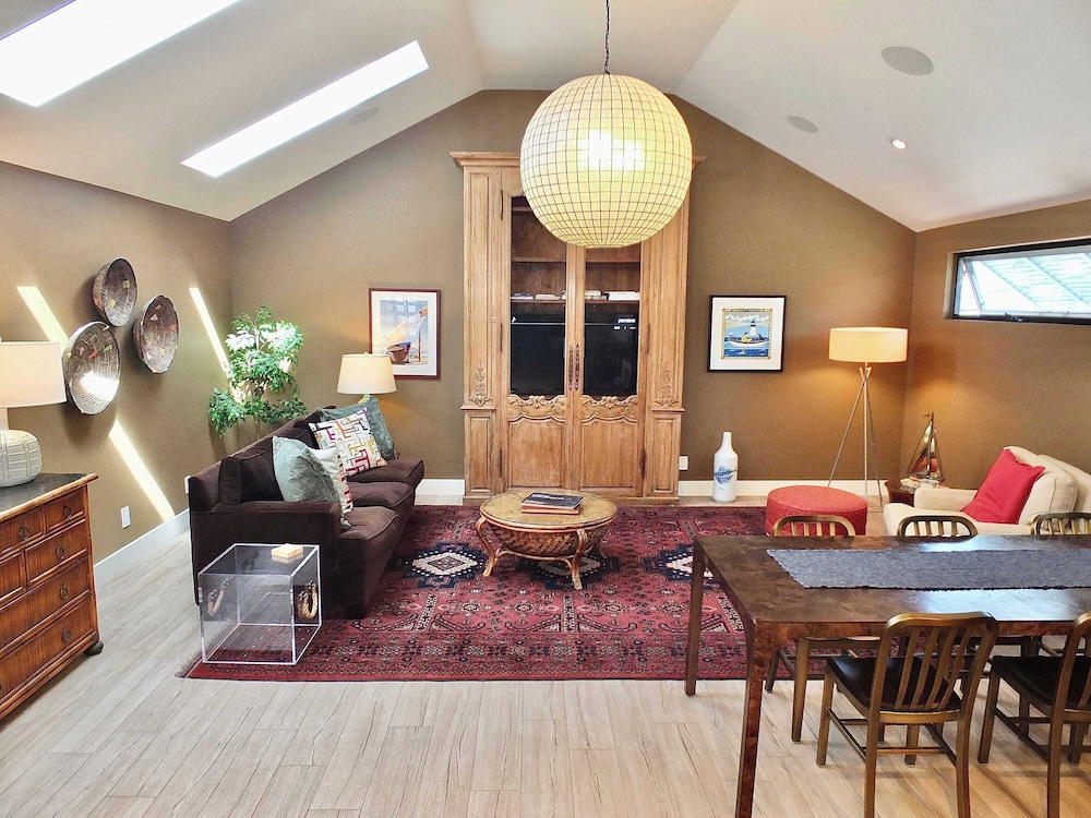 Naples Luxury Retreat - 2 BDR Stay for 4 With Rooftop Patio Near Shops