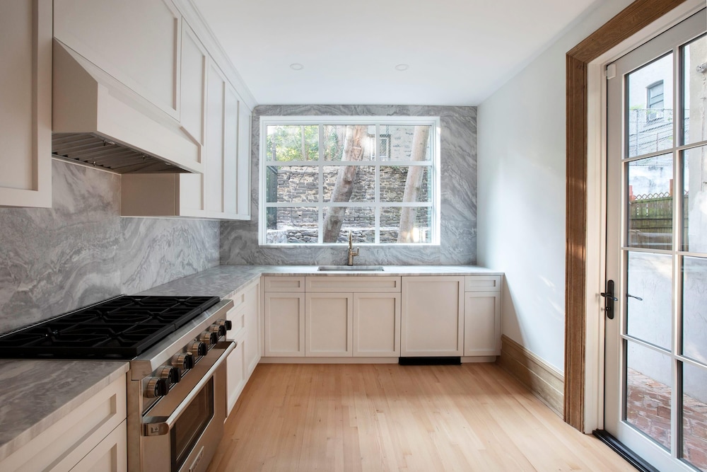 Hamilton by Rove Travel 4BR TH w Outdoor Spaces