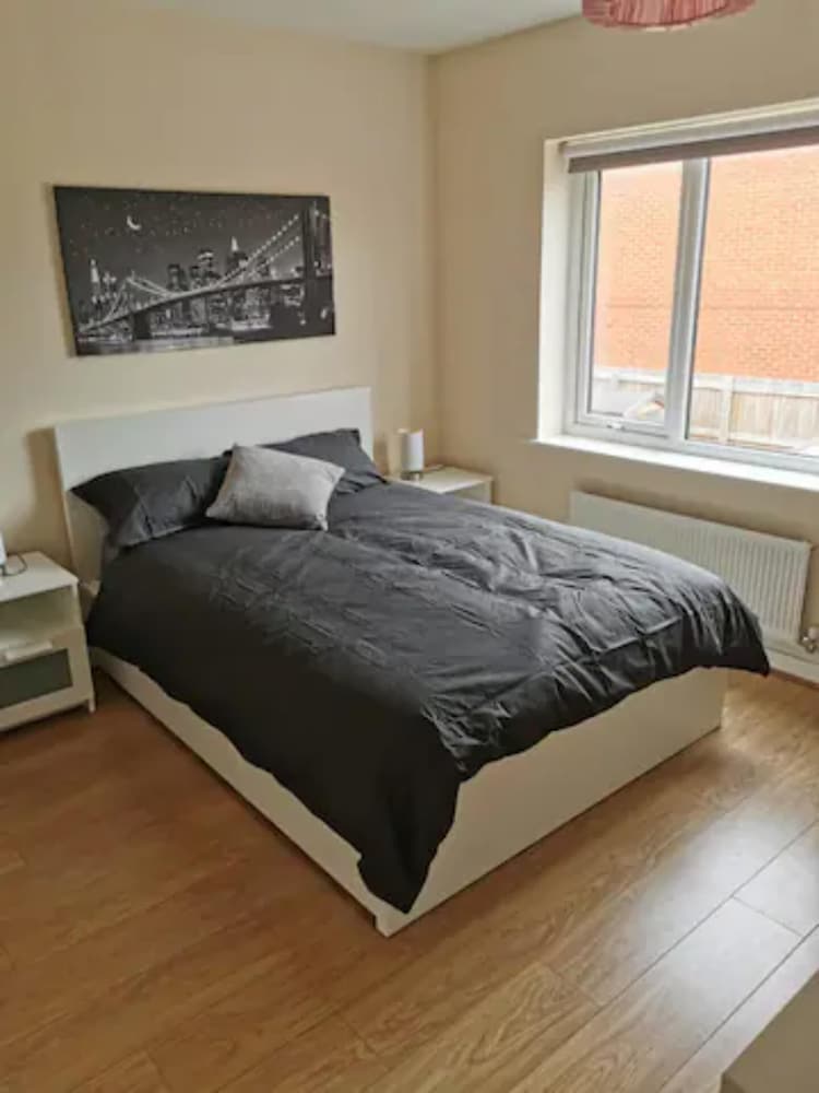 Entire 3 Bedroom House Manchester Free Parking view 2