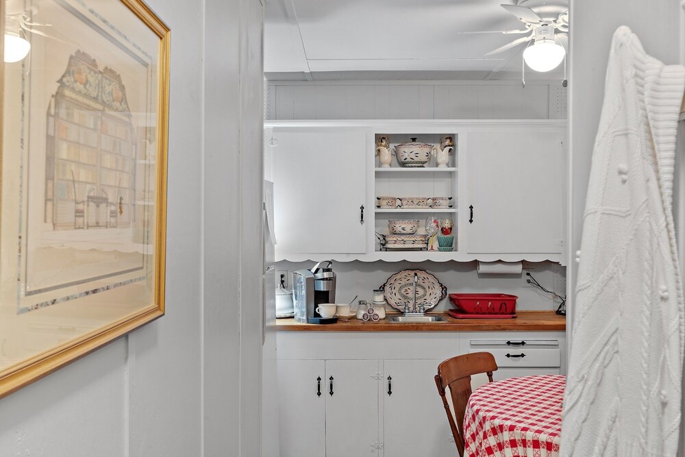 Kaderli Haus 1 Bedroom Cottage by RedAwning view 3