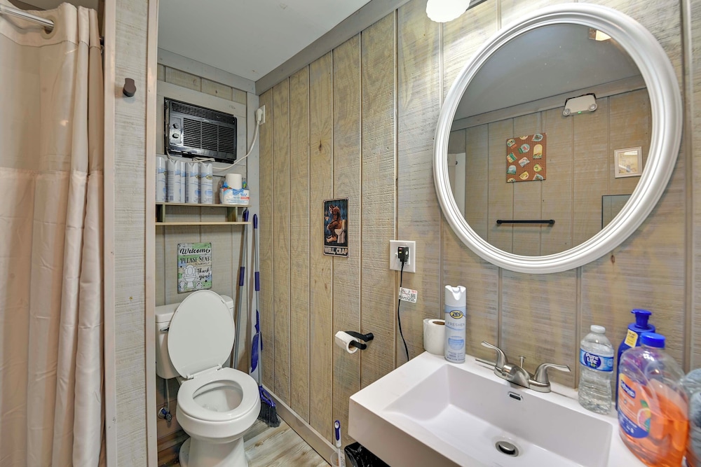 Secluded on 10 Acres: Livingston Getaway w/ Sauna!