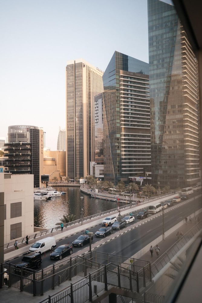 Chic 1BR Oasis in the Heart of Dubai Marina