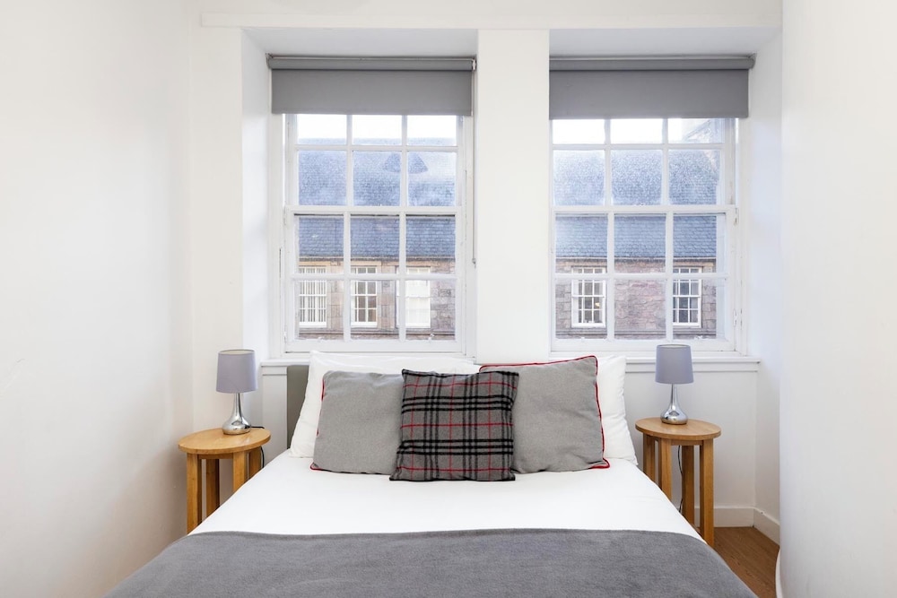 Charming City Apartment on Royal Mile