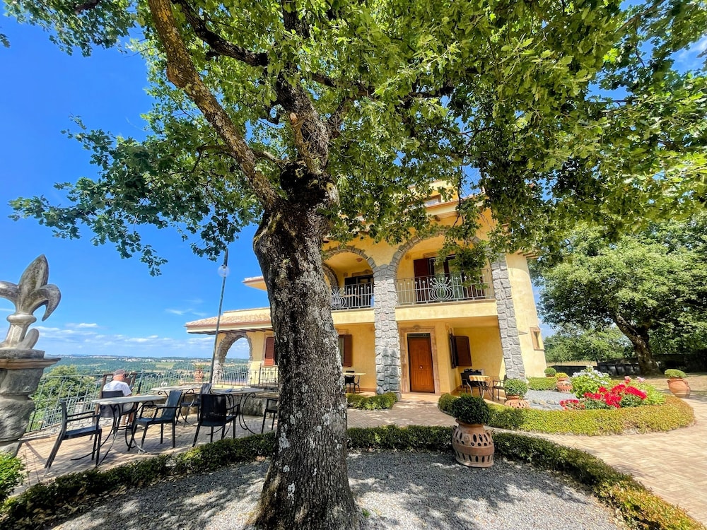 Pool, Jacuzzi and Events Room - Charming Villa in Umbria - Sleeps 24 - Lake View view 4