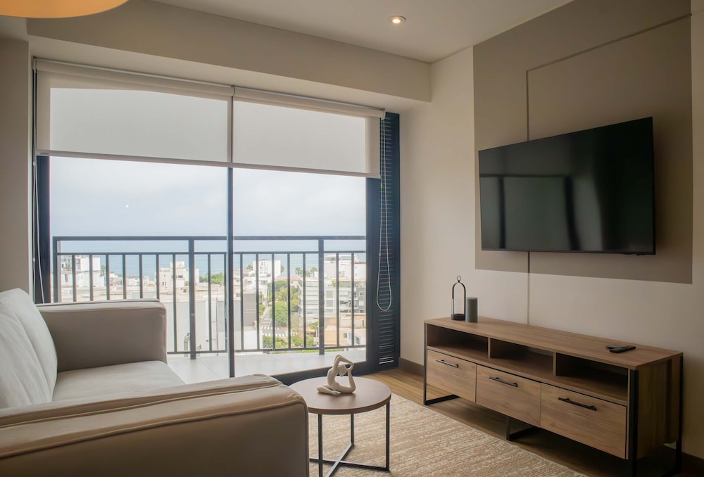 w Beautiful 3BR w Balcony in San Isidro