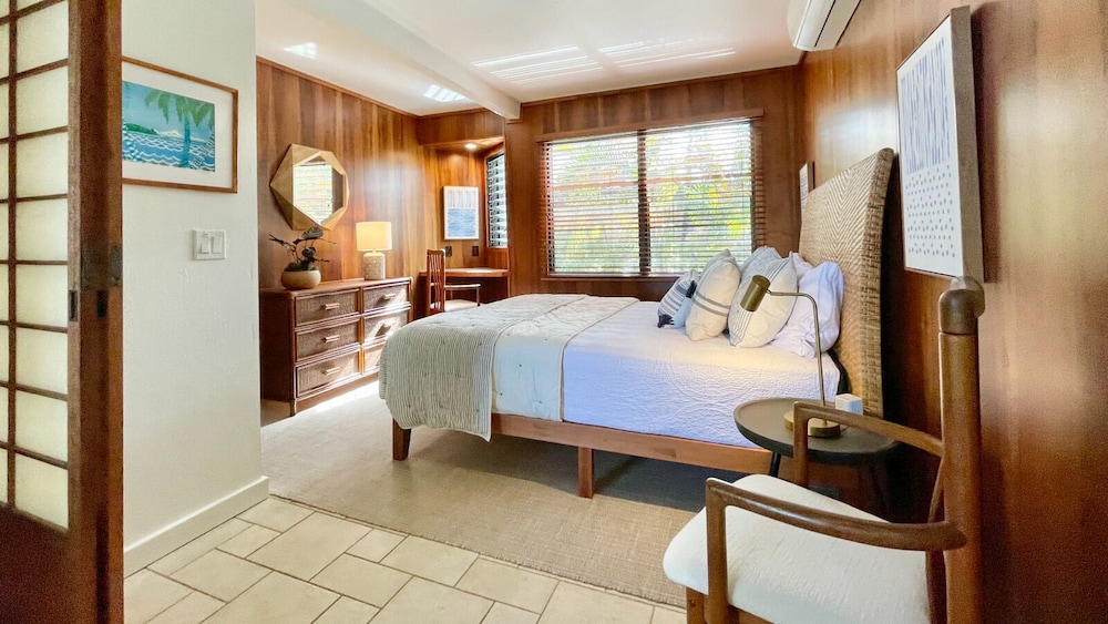 Sophisticated Oceanfront Retreat - Air-conditioned - Walk to Beach - Vrkcv