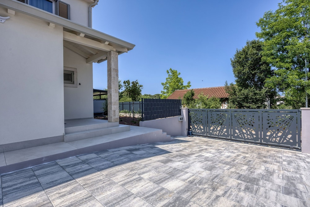 Villa Aria With Pool and Whirlpool