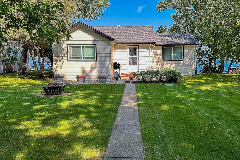Lakefront Pelican Rapids Cabin w/ Boat Dock!