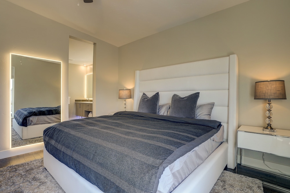 Ruby Peak *30 Day Minimum 4 Bedroom Home by RedAwning