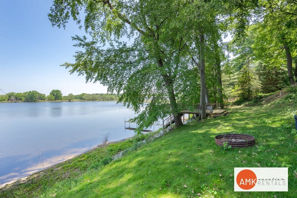 Lakeside Retreat - Waterfront Quiet Neighborhood