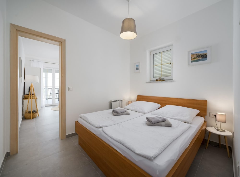 Bright Apartment With Communal Pool