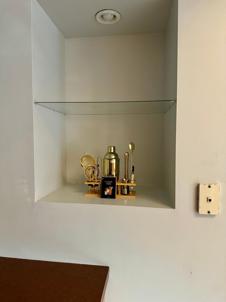 Free Parking - Prime Location - Downtown