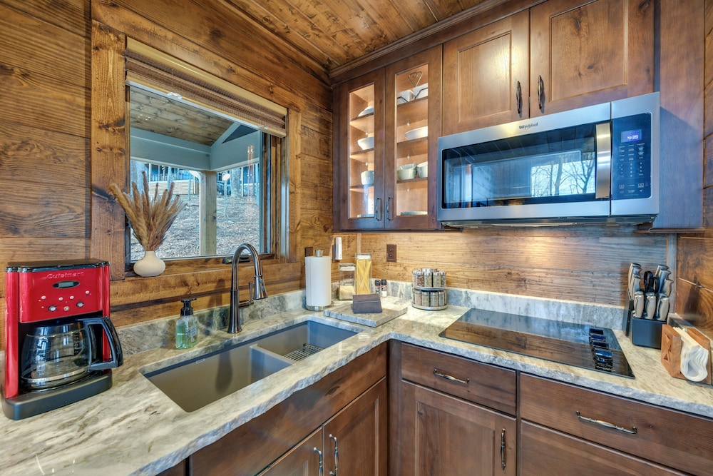 Couple's Getaway in Stoney Creek at Wintergreen!