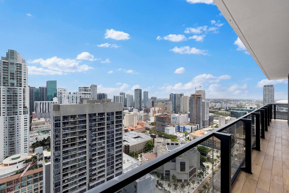 Luxury Spacious Condo at Downtown Miami