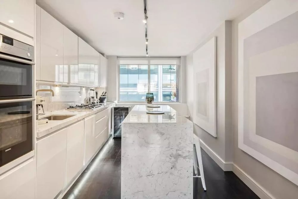 Luxurious 3-bed 2-bath Apartment in Belgravia