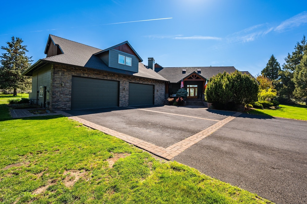 Family-Friendly Dara Oaks Home with Private Hot Tub and BBQ on the Deck by RedAwning