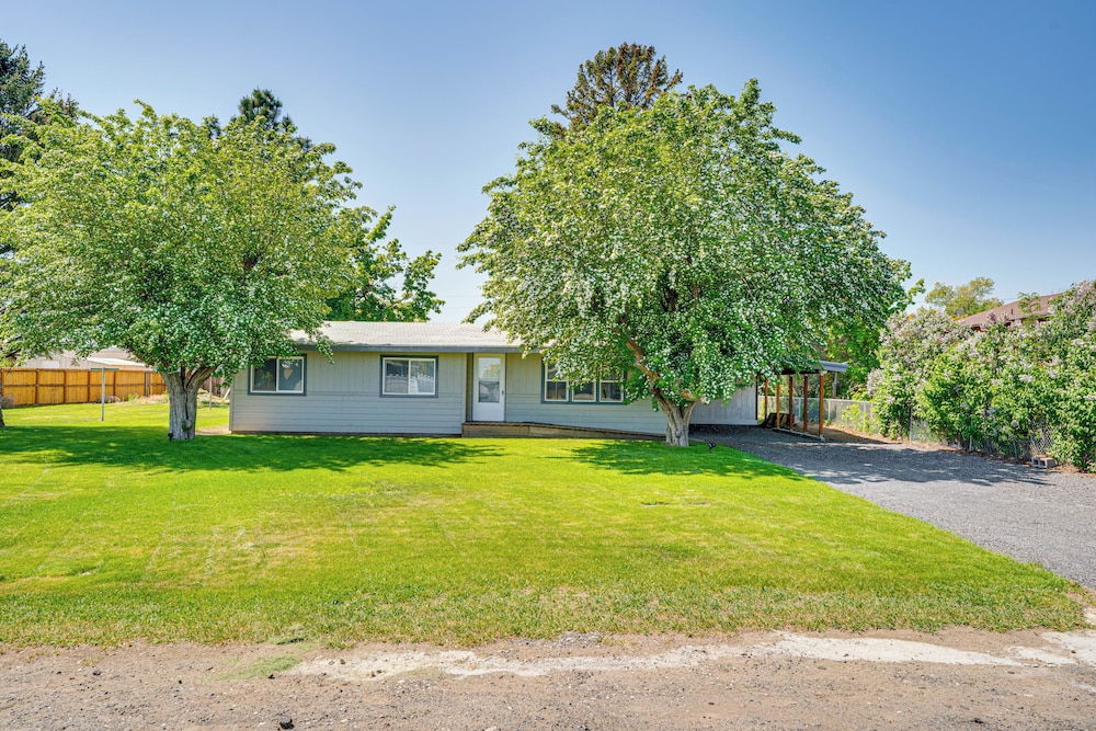 9 Mi to The Gorge: Updated Retreat w/ Yard!