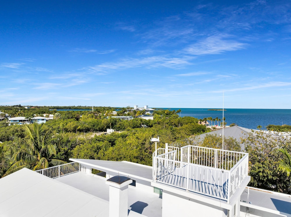 New Listing! Reel Joy Waterfront Luxe With Pool And Private Dock 4 Bedroom Home