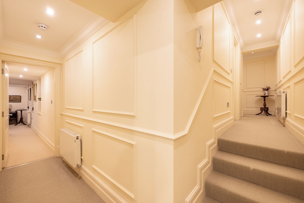 Large 4-bed 8-guests W/patio 1841 House Paddington
